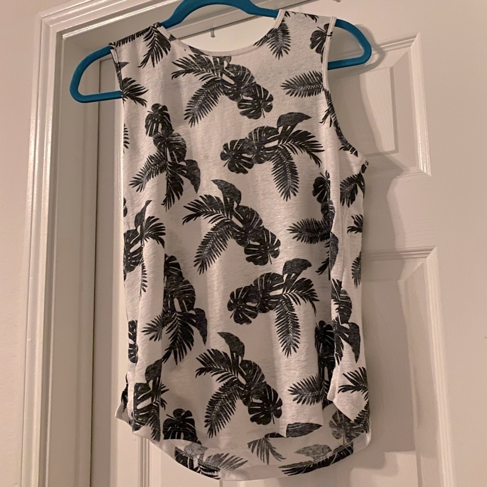 Airy white palm leaves top with tye in the back
